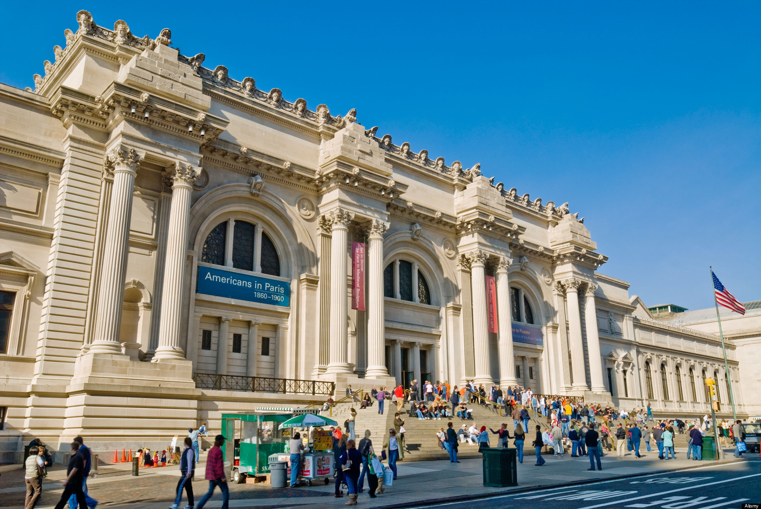 B4MKC0 New York City, The Metropolitan Museum of Art. Main entrance exterior on Fifth Avenue.. Image shot 2006. Exact date unknown.